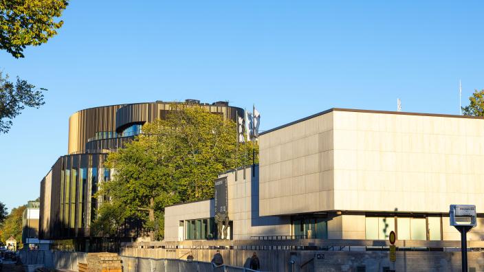 Vaalea, kulmikas museorakennus, jonka taustalla kohoaa musiikkitalo Fuugan pyöreät muodot. (Foto: Jari Laurén / WAM nykytaiteen museo)