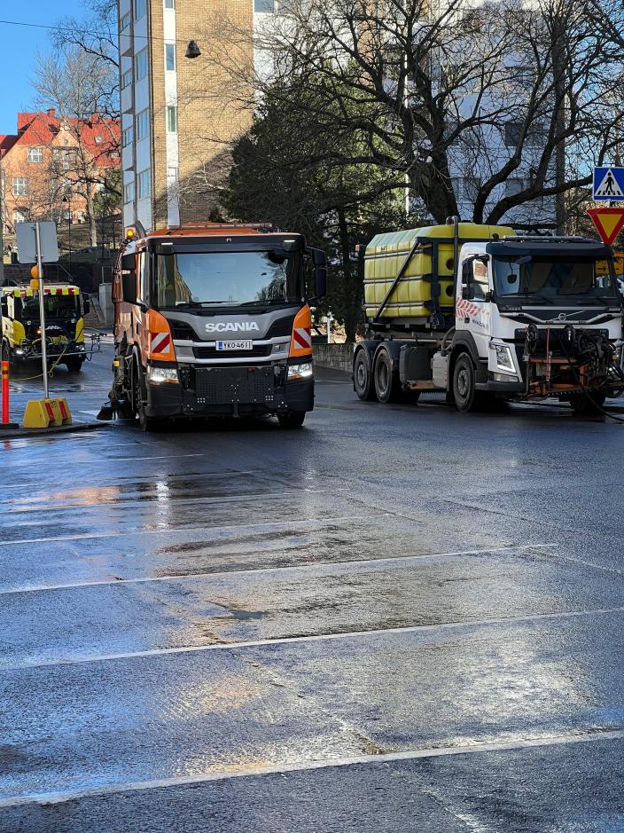 Koneet pesevät katua