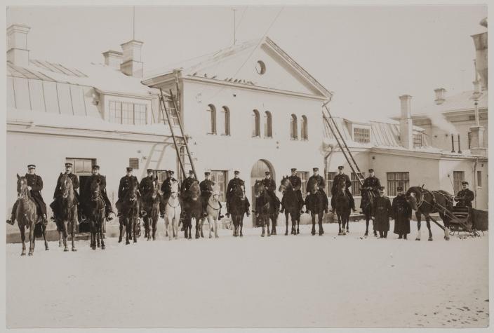 15 hevosta valmiina toimeen Turun poliisilaitoksen leivissä Puistokatu 2:n sisäpihalla. (Kuva: Turun kaupunginmuseon valokuvakokoelmat)