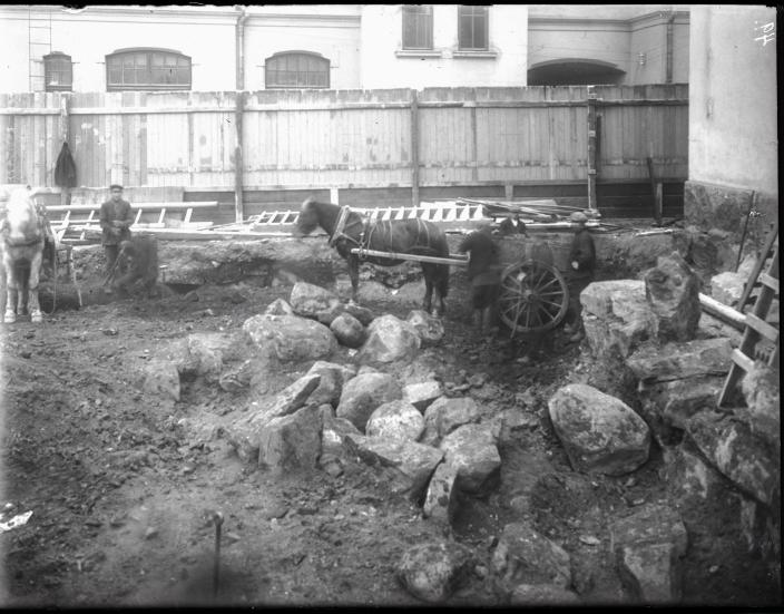 Kaksi hevosta urakoi Rettigin tontin arkeologisilla kaivauksilla Iso-Hämeenkadulla 1900-luvun alussa. (Kuva: Juhani Rinne, Turun kaupunginmuseo)