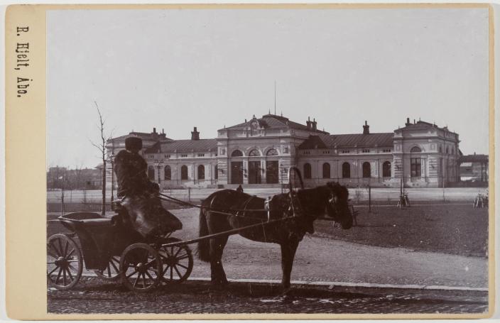 Hevonen vuokra-ajurin hommissa Turun rautatieasemalla. (Kuva: Turun kaupunginmuseon valokuvakokoelmat)