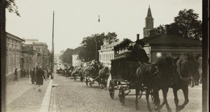 Hevosten vuonna 1930 Uudenmaankadulla vetämä hautajaissaattue, taustalla siintää Tuomiokirkon torni. (Kuva: Eemeli Reuna, Turun kaupunginmuseon valokuvakokoelmat)