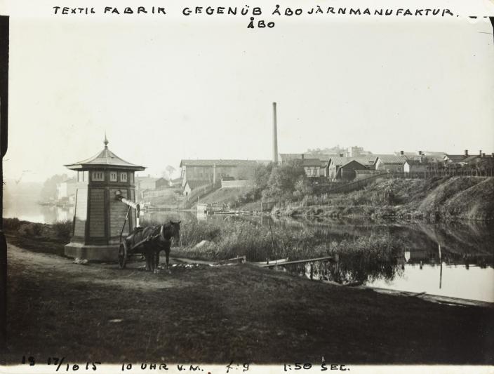 Hevonen hakemassa vettä kaivosta Turun rautatehtaan luona Aurajoen rannalla, vastarannalla vanhaa teollisuusaluetta. (Kuva: Turun kaupunginmuseon valokuvakokoelmat)