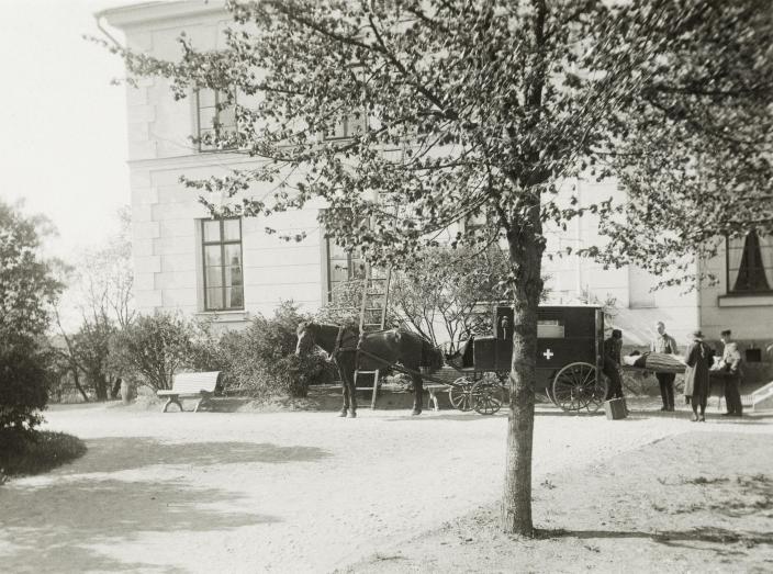 Hevonen työssään vetämässä sairaankuljetusvaunuja Lääninsairaalan lasarettiosaston edessä. (Kuva: Turun kaupunginmuseo)