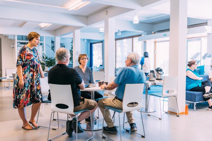 Yhteisökehittäjä Essi Leikas ja olohuonekävijöitä Auralassa (Foto: Heikki Räisänen)