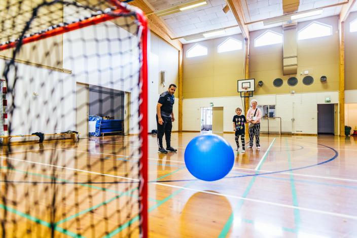 Lapset potkivat jumppapalloa Aunelan palloiluhallissa (Kuva: Heikki Räisänen)