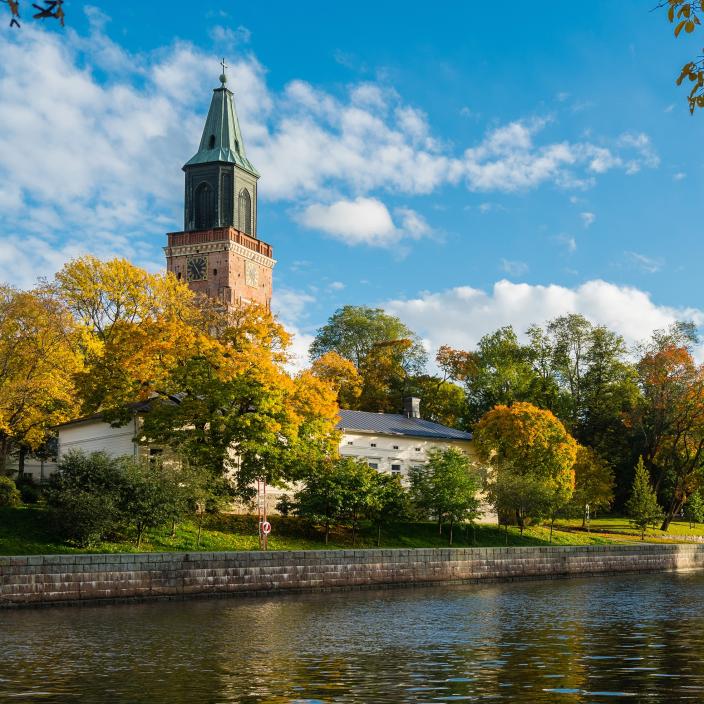 Syksyinen näkymä Tuomiokirkolle joen suunnalta (Kuva: Seilo Ristimäki)