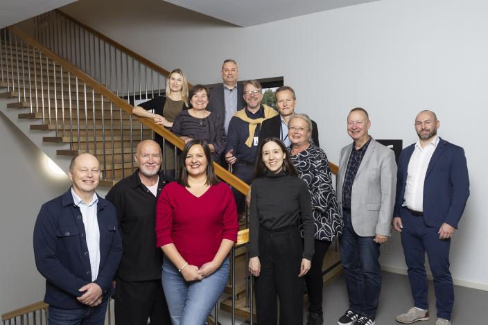 Ympäristön yhteisvaikuttava johtoryhmän jäsenet ryhmäkuvassa. (Kuva: Jussi Vierimaa)